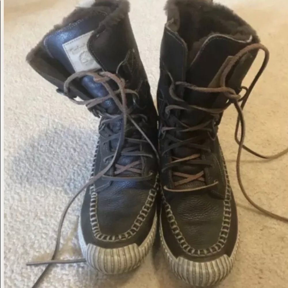 Timberland Brown lace up fur lined boots. In very good condition. Women a 7.5